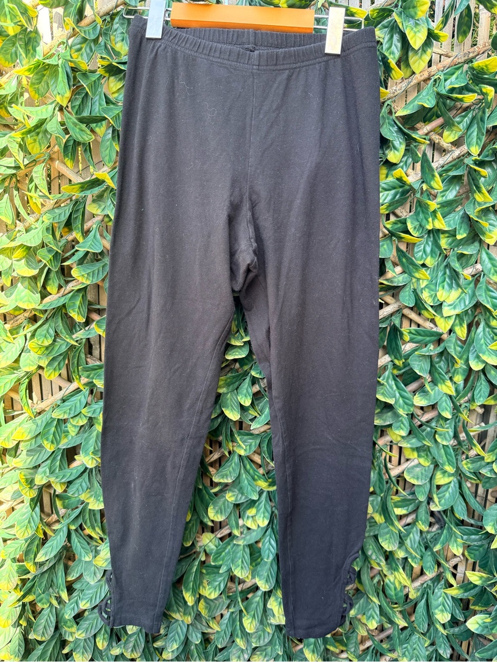 💫10/$25 • Old Navy Black Cotton Crisscross Cutout Detail Leggings